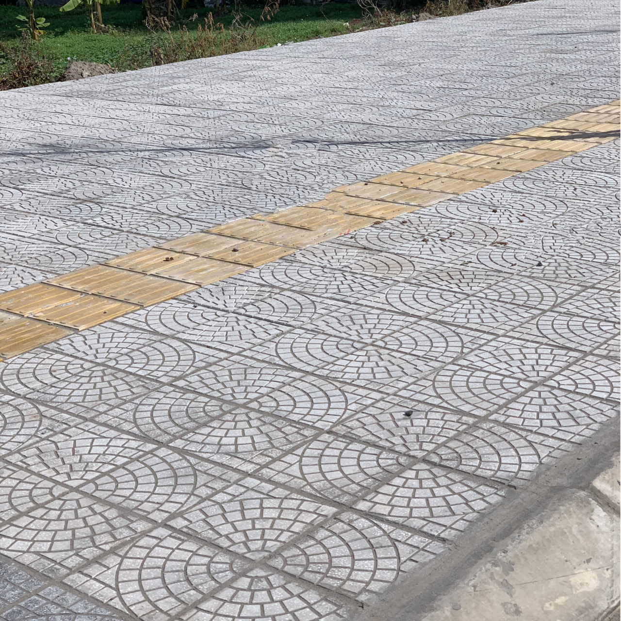 Hình ảnh Gạch lát vỉa hè màu xám 1