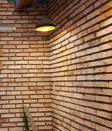 Gạch Cổ Bìa ốp tường phòng dưới ánh đèn-Gạch trang trí Khải Minh