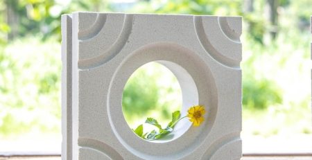Gạch Thông Gió trắng lỗ tròn cong 4 góc để trên bàn gỗ