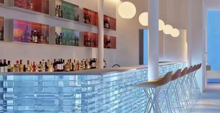 gạch kính khối đặc xuyên sáng màu trắng ốp quầy ba