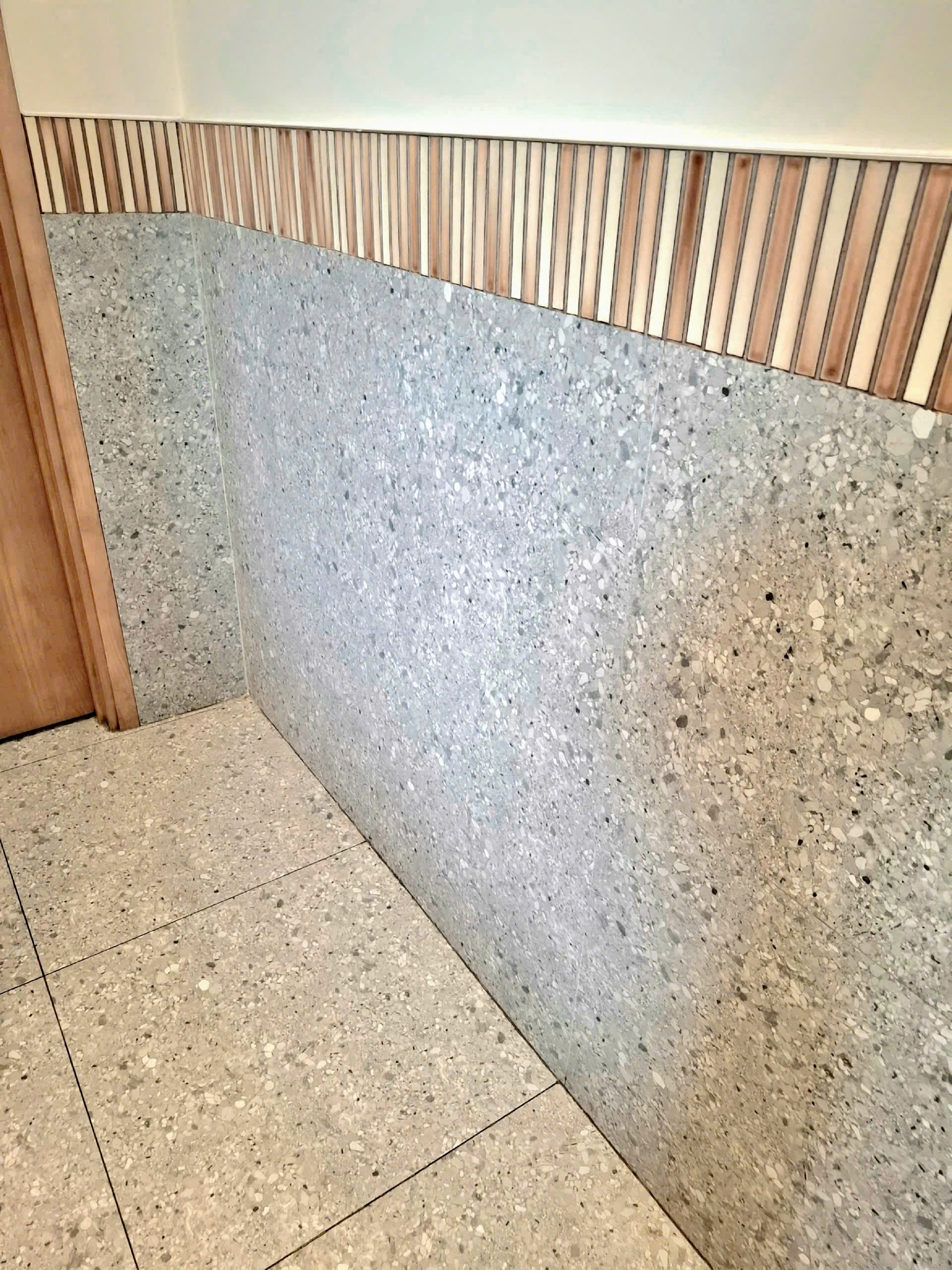 Gạch terrazzo tại các không gian của cafe Highland, màu sắc trung tính, bền bỉ, chống thấm.