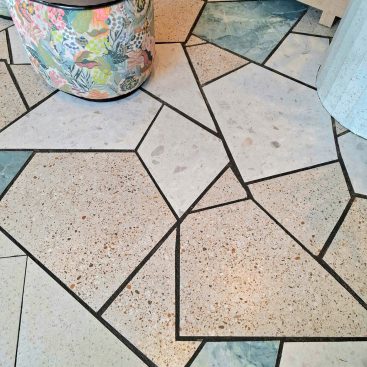 ứng dụng của terrazzo, mang lại vẻ sang trọng cho không gian.