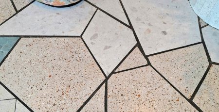 ứng dụng của terrazzo, mang lại vẻ sang trọng cho không gian.