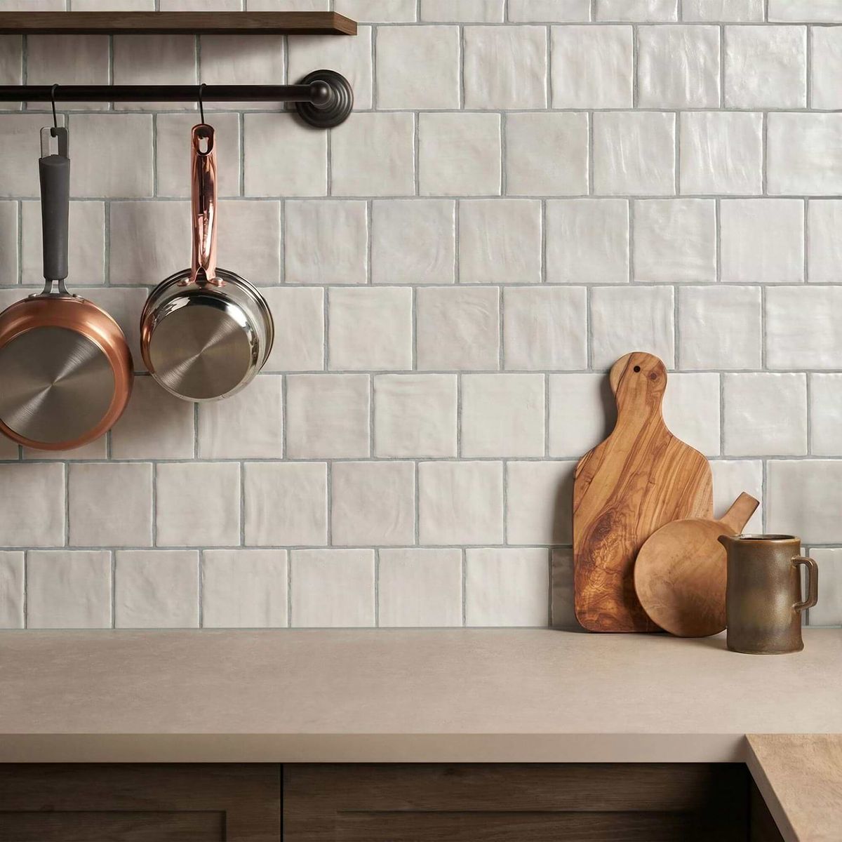 Gạch mosaic vuông màu trắng sữa bóng gợn ốp tường bếp
