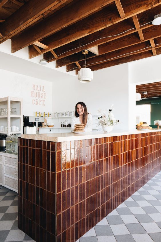 Trang trí quầy Bar bằng gạch thẻ màu nâu