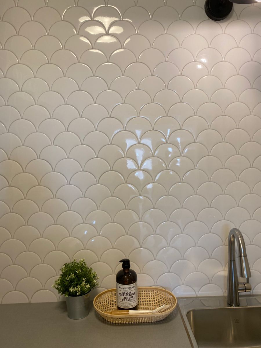gạch mosaic vảy cá màu trắng ốp tường bếp