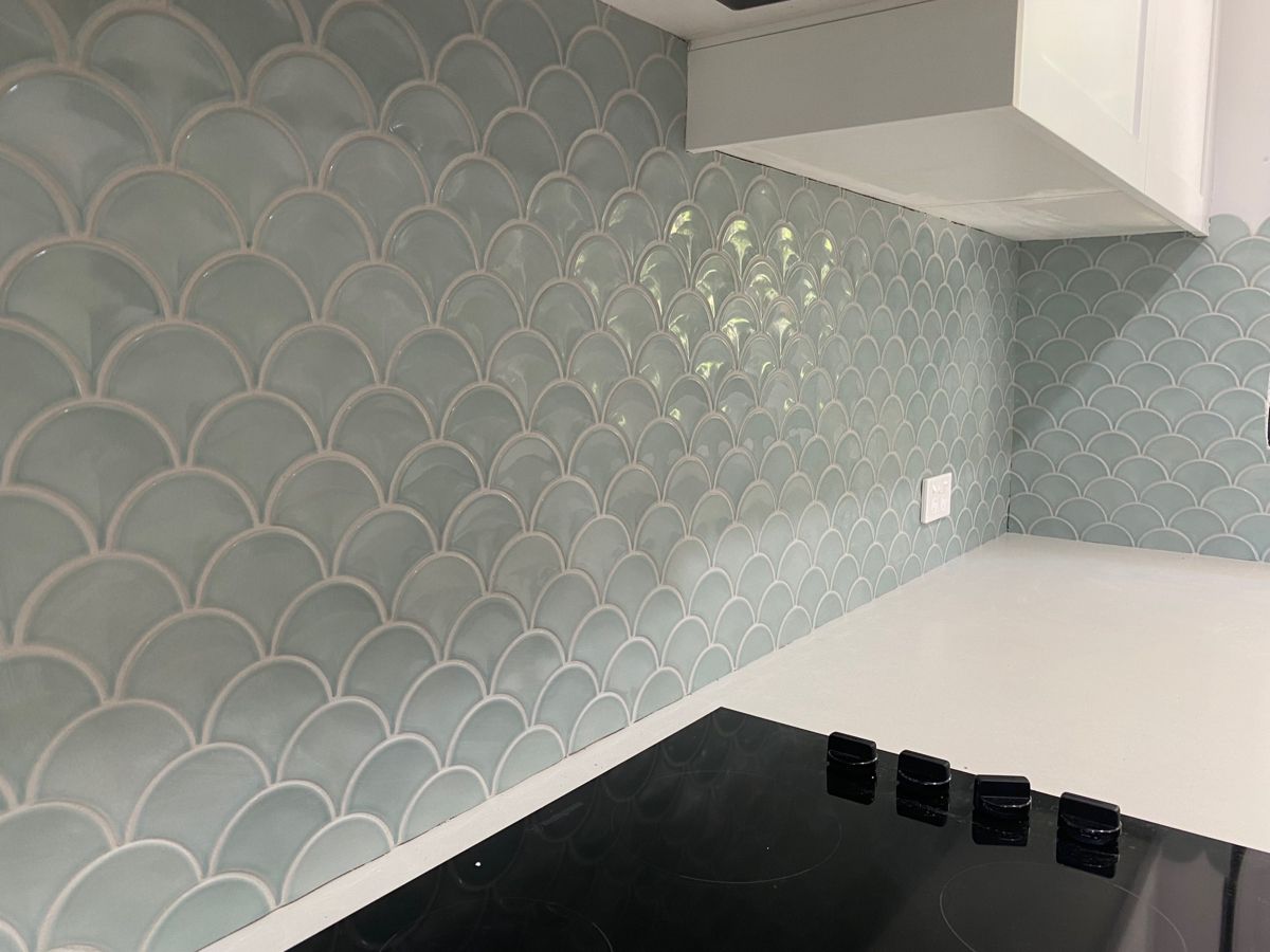 gạch mosaic vảy cá màu xanh dương ốp tường bếp