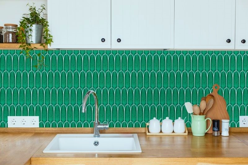gạch thẻ lông vũ màu xanh ốp bếp